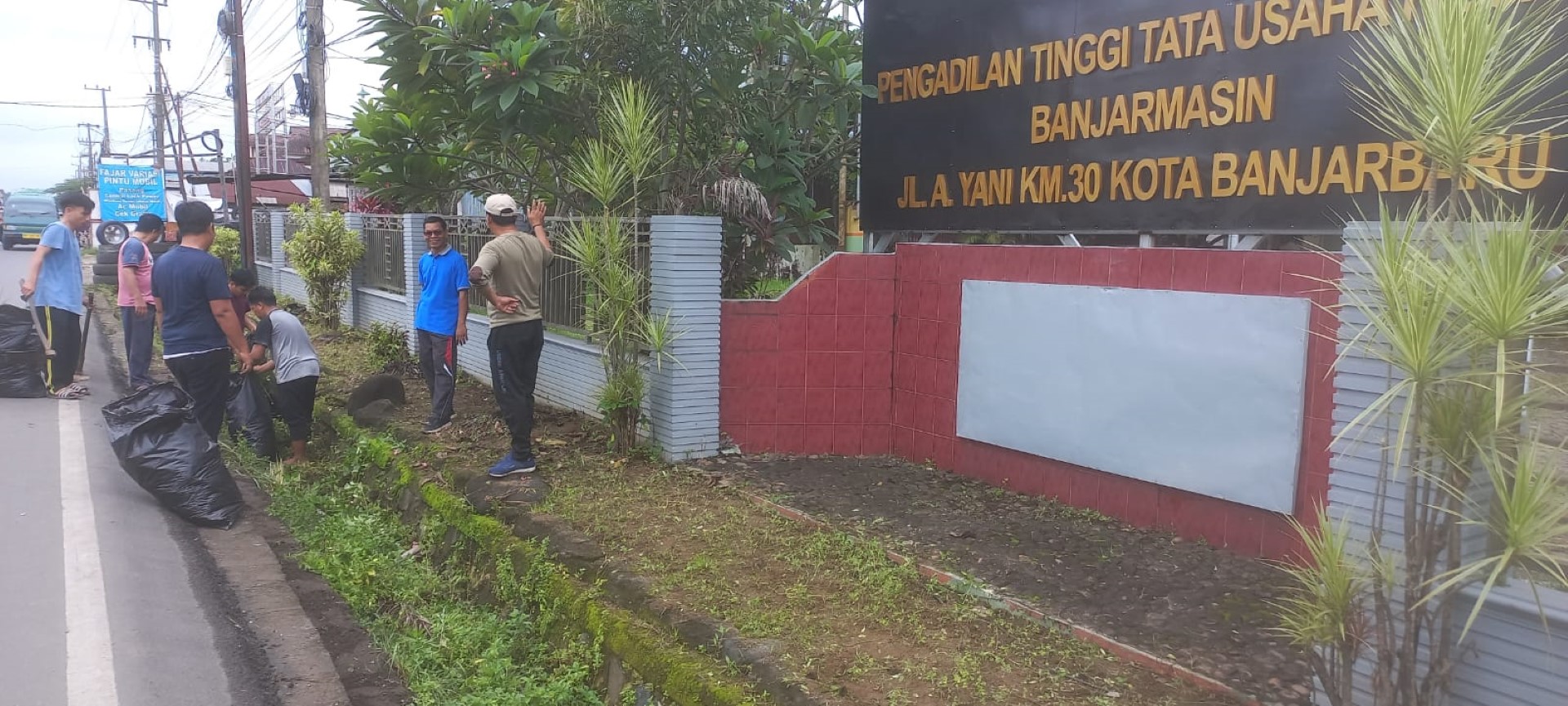 Kegiatan Jumat Bersih PT TUN Banjarmasin